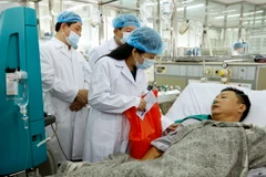 Bộ trưởng Bộ Y tế Nguyễn Thị Kim Tiến đến thăm, tặng quà động viên các bệnh nhân được chuyển về điều trị tại Bệnh viện Bạch Mai. (Ảnh: Dương Ngọc/TTXVN)