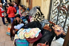 Người dân rời bỏ nhà cửa ở tỉnh Bắc Sinai tới tị nạn tại một nhà thờ Thiên chúa giáo ở tỉnh Ismailia ngày 24/2. (Nguồn: EPA/TTXVN)