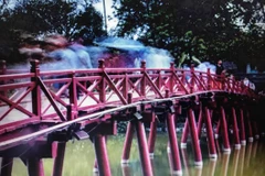 Cầu Thê Húc - Ảnh trưng bày trong triển lãm "Việt Nam ngày nay". (Ảnh: Quang Thanh/Vietnam+)