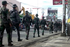 Binh sỹ Chính phủ Philippines tuần tra trên đường phố thành phố Davao thuộc đảo Mindanao, miền nam Philippines sau khi tình trạng thiết quân luật được ban bố, ngày 24/5. (Nguồn: EPA/TTXVN)