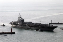 Tàu sân bay USS Ronald Reagan của Mỹ cập cảng ngoài khơi phía đông nam thành phố Busan, Hàn Quốc ngày 30/10/2015. (Nguồn: EPA/TTXVN)