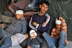 Nạn nhân bị thương trong một vụ đánh bom nhằm vào đoàn xe chở người sơ tán ở Idlib, Syria ngày 17/4. (Nguồn: EPA/TTXVN)
