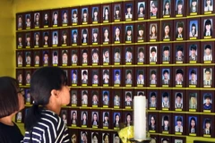 Du khách cầu nguyện trước di ảnh các nạn nhân trong vụ chìm phà Sewol ở Seoul ngày 25/5. (Nguồn: AFP/TTXVN)