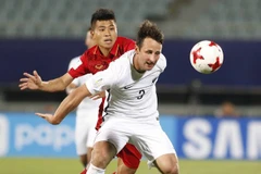 Pha tranh bóng giữa cầu thủ hai đội. (Ảnh: Minh Tiến/TTXVN)