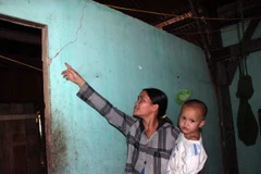 Vết nứt do rung chấn của các trận động đất trong nhà dân ở xã Trà Tân, huyện Bắc Trà My. (Ảnh: Trần Lê Lâm/TTXVN)