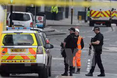 Cảnh sát có vũ trang Anh tuần tra tại khu vực Manchester Arena sau vụ tấn công ngày 23/5. (Nguồn: EPA/TTXVN)