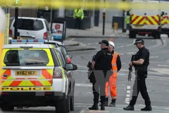 Cảnh sát có vũ trang Anh tuần tra tại khu vực Manchester Arena sau vụ tấn công ngày 23/5. (Nguồn: EPA/TTXVN)
