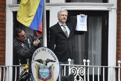 Nhà sáng lập trang mạng WikiLeaks Julian Assange gặp gỡ báo giới tại ban công Đại sứ quán Ecuador ở London (Anh) ngày 2/5/2016. (Nguồn: AFP/TTXVN)
