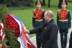 Tổng thống Nga Vladimir Putin đặt hoa tại Tượng đài các chiến sỹ vô danh ở thủ đô Moskva trong lễ kỷ niệm 72 năm Ngày Chiến thắng vĩ đại. (Nguồn: AFP/TTXVN)