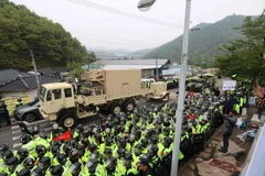 Xe chở hệ thống THAAD vào khu vực lắp đặt ở Seongju ngày 26/4. (Nguồn: AFP/TTXVN)