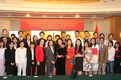 Phó Chủ tịch nước Đặng Thị Ngọc Thịnh chụp ảnh chung với các đại biểu Đoàn Việt Nam và các học sinh, sinh viên Việt Nam tại Fukuoka. (Ảnh: Quang Hải/TTXVN)