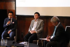 Tham tán Công sứ phụ trách Thương mại Nguyễn Hữu Tráng (giữa) tham gia thảo luận chủ đề B2B Webportal: Nhịp cầu thương mại Việt-Đức. (Ảnh: Thanh Bình/Vietnam+)