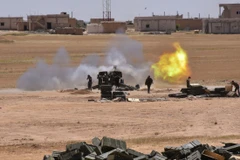 Binh sỹ quân đội Chính phủ Syria bắn pháo vào các mục tiêu của IS tại Maskana, phía đông Aleppo. (Nguồn: AFP/TTXVN)