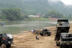 Điểm khai thác cát trên sông Lô, Tuyên Quang. (Ảnh Quang Đán/TTXVN)