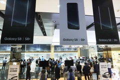 Điện thoại Galaxy S8 và S8 Plus trưng bày tại trụ sở của Samsung ở Seoul ngày 19/4. (Nguồn: EPA/TTXVN)