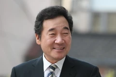 Thủ tướng Hàn Quốc mới được bổ nhiệm Lee Nak-yon trả lời báo giới sau cuộc họp tại Seoul ngày 18/5. (Nguồn: Yonhap/TTXVN)