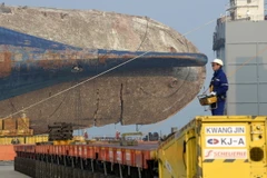 Một phần của phà Sewol sau khi được tàu ngầm nâng lên trên mặt nước ở cảng Mokpo ngày 1/4. (Nguồn: Yonhap/TTXVN)