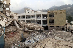 Cảnh đổ nát sau các cuộc không kích tại thành phố Taez. (Nguồn: AFP/TTXVN)