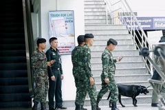 Cảnh sát Thái Lan điều tra tại hiện trường vụ nổ. (Nguồn: EPA/TTXVN)