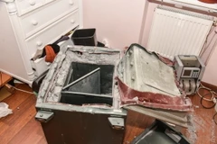 Két sắt bị cậy phá. (Nguồn: nguoivietukraina.com)