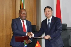 Thứ trưởng Đỗ Thắng Hải và Thứ trưởng Mzwandile Masina ký và trao đổi Biên bản Kỳ họp. (Ảnh: Mạnh Hùng-Dư Hưng/Vietnam+) 