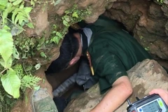 Lực lượng quân đội vào hang Nước để tìm cách tiếp cận các nạn nhân. (Ảnh: Trịnh Duy Hưng/TTXVN)