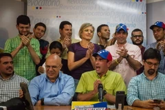 Thủ lĩnh phe đối Venezuela Henrique Capriles (áo xanh đội mũ) phát biểu tại buổi họp báo ở thủ đô Caracas. (Nguồn: EPA/TTXVN) 