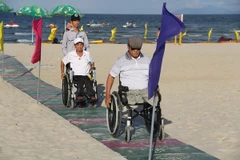 Đà Nẵng đưa vào sử dụng lối lên xuống bãi biển cho người khuyết tật