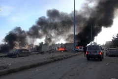 Khói bốc lên sau các cuộc không kích của quân đội Chính phủ Syria vào các mục tiêu của phiến quân IS tại Raqa. (Nguồn: AFP/TTXVN)