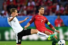 Cristiano Ronaldo (phải) tranh bóng quyết liệt với Florian Klein của Áo trong trận đấu. (Nguồn: EPA/TTXVN)
