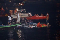 Các lực lượng cứu nạn đang nỗ lực tìm kiếm cứu người bị nạn trong tàu bị chìm trên sông Hàn. (Ảnh: Trần Lê Lâm/TTXVN)