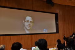 Edward Snowden nói về hoạt động giám sát của Mỹ tại Nhật Bản qua một video từ Nga trong một hội nghị chuyên đề tại Tokyo vào hôm 4/6. (Nguồn: japantimes.co.jp)