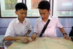 Tìm hiểu tư liệu Hoàng Sa, Trường Sa của Việt Nam - Những bằng chứng lịch sử và pháp lý. (Ảnh: Đỗ Trưởng/TTXVN) 