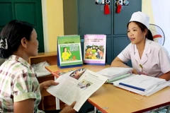 Tư vấn phòng chống HIV/AIDS. (Ảnh: Dương Ngọc/TTXVN)