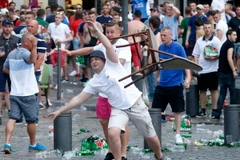 Hiện trường ngổn ngang sau vụ đụng độ giữa cổ động viên quá khích và cảnh sát ở Marseille. (Nguồn: EPA/TTXVN)