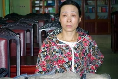 Đối tượng Bùi Thị Hà cùng tang vật. (Ảnh: Nguyễn Hoàng/Vietnam+)