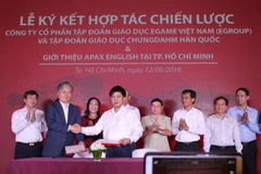 Lãnh đạo Chungdahm và Egroup ký kết hợp tác chiến lược. (Ảnh: Hà Huy Hiệp/Vietnam+)