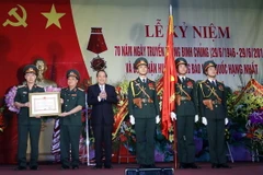 Phó Thủ tướng Trương Hòa Bình trao Huân chương Bảo vệ Tổ quốc Hạng nhất cho Binh chủng Pháo binh. (Ảnh: An Đăng/TTXVN)