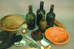 Một số chai bia và đồ dùng được tìm thấy trong con tàu đắm. (Nguồn: independent.co.uk)