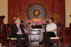 Bí thư Đinh La Thăng tiếp Chủ tịch Hiệp hội Doanh nghiệp Anh tại Việt Nam Kenneth Atkinson. (Ảnh: Thanh Vũ/TTXVN)