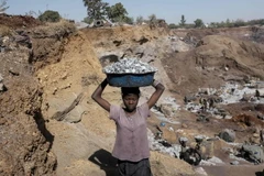Trẻ em lao động tại mỏ đá ở Ouagadougou, Burkina Faso. (Nguồn: AFP/TTXVN)