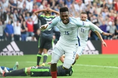 Niềm vui của tiền đạo Daniel Sturridge sau khi nâng tỷ số lên 2-1 cho đội tuyển Anh trong trận đấu với Xứ Wales. (Nguồn: EPA/TTXVN) 