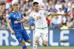 Cầu thủ Iceland Alfred Finnbogason (trái) tranh bóng quyết liệt với Richard Guzmics của Hungary. (Nguồn: EPA/TTXVN)