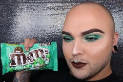 Trang điểm theo thiết kế bao bì của chocolate M&M.