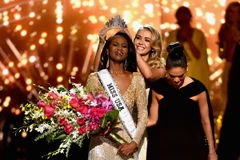 Deshauna Barber (trái) đoạt vương miện Hoa hậu Mỹ 2016. (Nguồn: AFP/TTXVN)