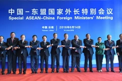 Phó Thủ tướng, Bộ trưởng Ngoại giao Phạm Bình Minh chụp ảnh chung với Trưởng đoàn các nước và Tổng Thư ký ASEAN Lê Lương Minh. (Ảnh: Hải Yến/TTXVN)