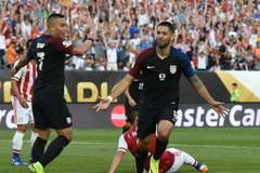 Tiền vệ Mỹ Clint Dempsey (số 8) lập công ghi bàn cho đội Mỹ trước đội Paraguay. (Nguồn: AFP/TTXVN)