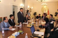 Đại sứ Đoàn Xuân Hưng phát biểu tại cuộc họp báo tại trụ sở Đại sứ quán ở Berlin. (Ảnh: Mạnh Hùng/Vietnam+)