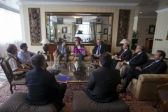 Các quan chức của UNASUR và các thành viên của Chương trình hỗ trợ quốc tế cùng quan khách của Hội đồng bầu cử quốc gia họp tại Caracas (Venezuela) tháng 12/2015. (Nguồn: EPA/TTXVN)