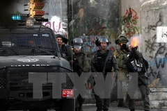 Binh sỹ Israel gác tại khu vực Bethlehem thuộc Bờ Tây khi xảy ra xung đột với những người biểu tình Palestine. (Nguồn: EPA/TTXVN)